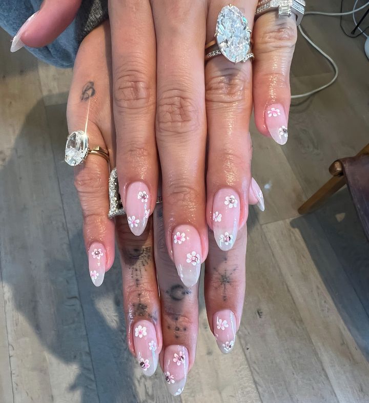 Flores de cerejeira nas unhas de Hailey Bieber (Foto: Reprodução/nailsbyzola)