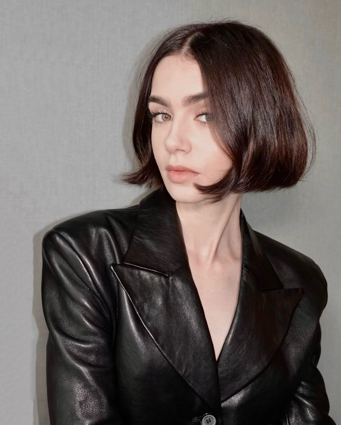 Atriz Lily Collins com o corte Blunt Bob